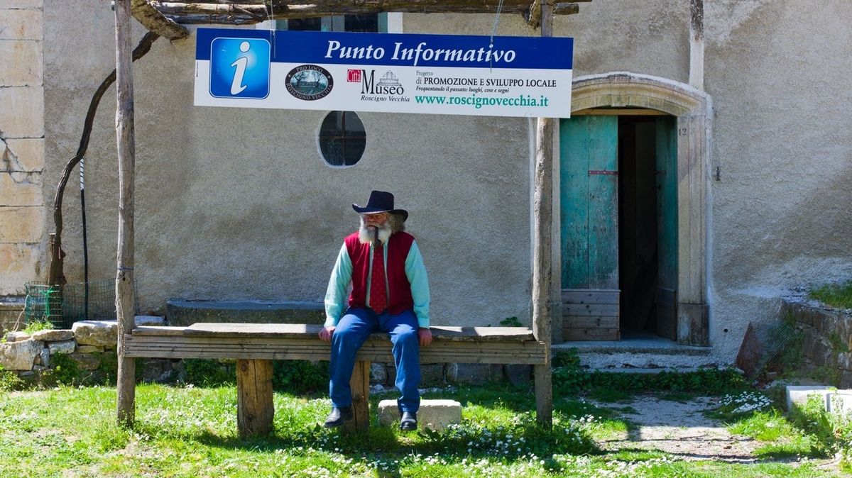 Ital žije v obci už skoro čtvrt století úplně sám. Je z něj hvězda